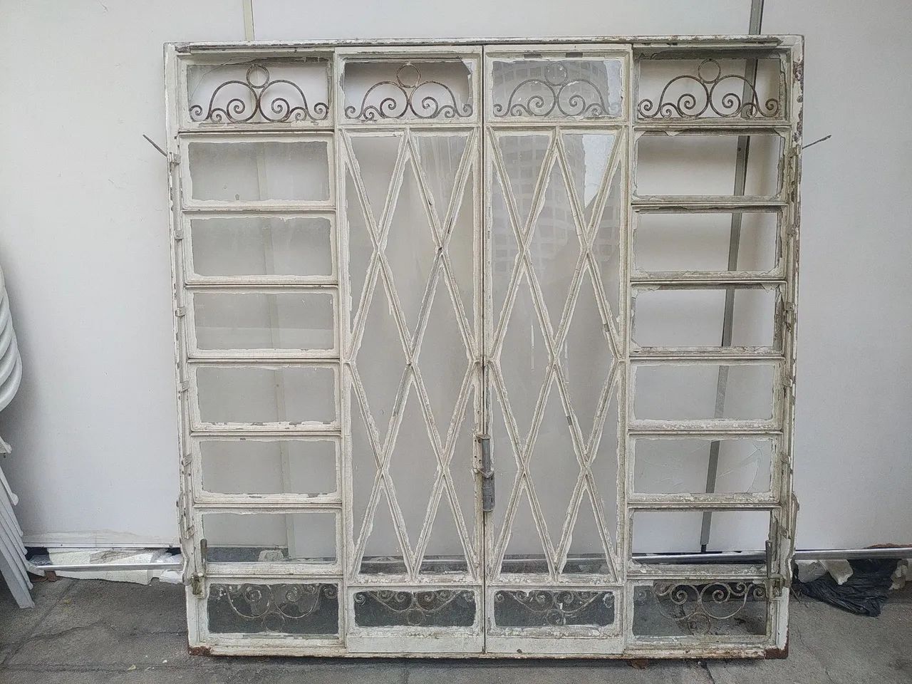 Janela de ferro com vidros decorativos - Foto 3