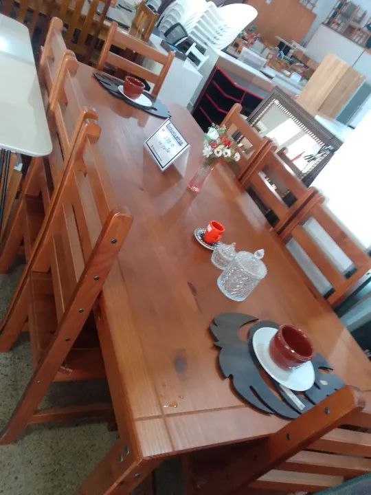 Conjunto de Mesa de 8 e 6 Cadeiras de Madeira Maciça