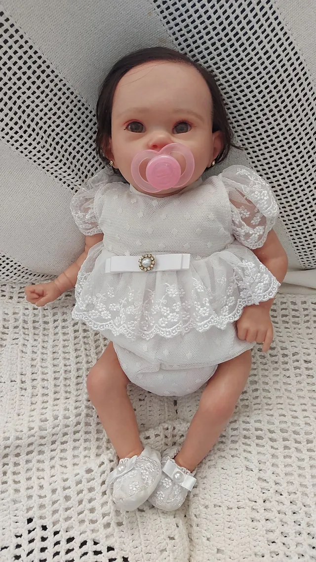 Boneca reborn cabelo fio a fio.