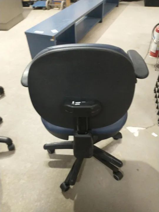 Cadeira de escritório giratória c/ rodas e c/ braços em Couro Ecológico / Aço Azul - Foto 2