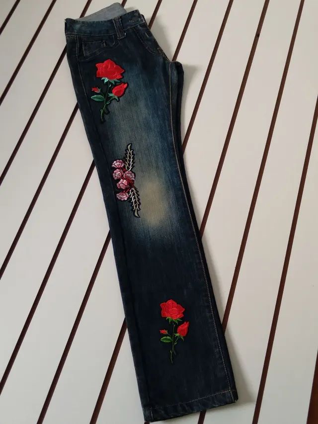 Calça jeans feminina tradicional reta com desbotado e customizada  - Foto 3