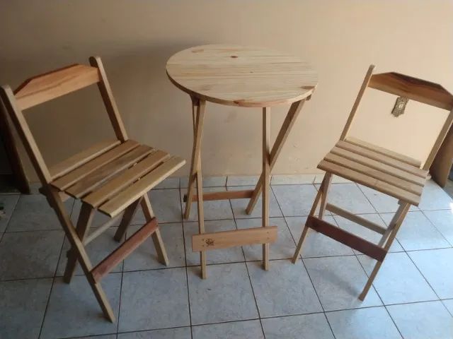 Jogo Mesa Bistro Alta Em Madeira  Com 2 Banquetas 