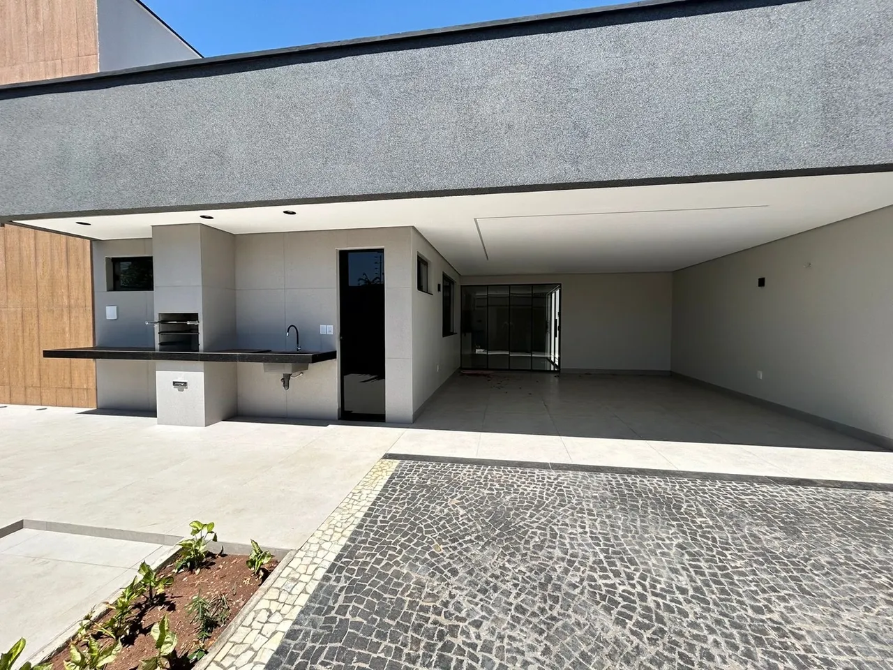 Casa nova com piscina na Arso 33