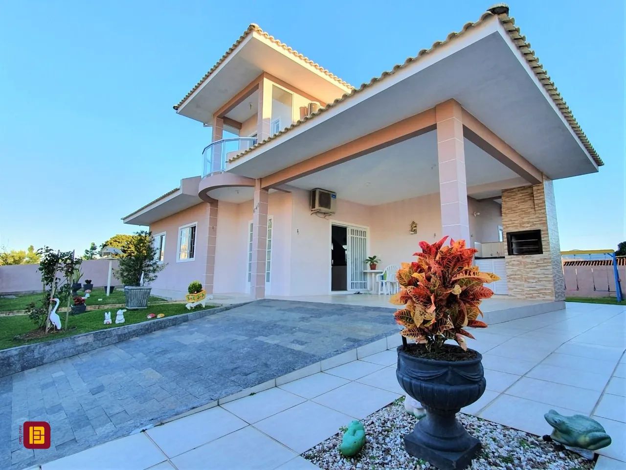 Terreno com 474 m² e área construída com 140,80 m².Casa muito bem projetada, com peças amp - Foto 2