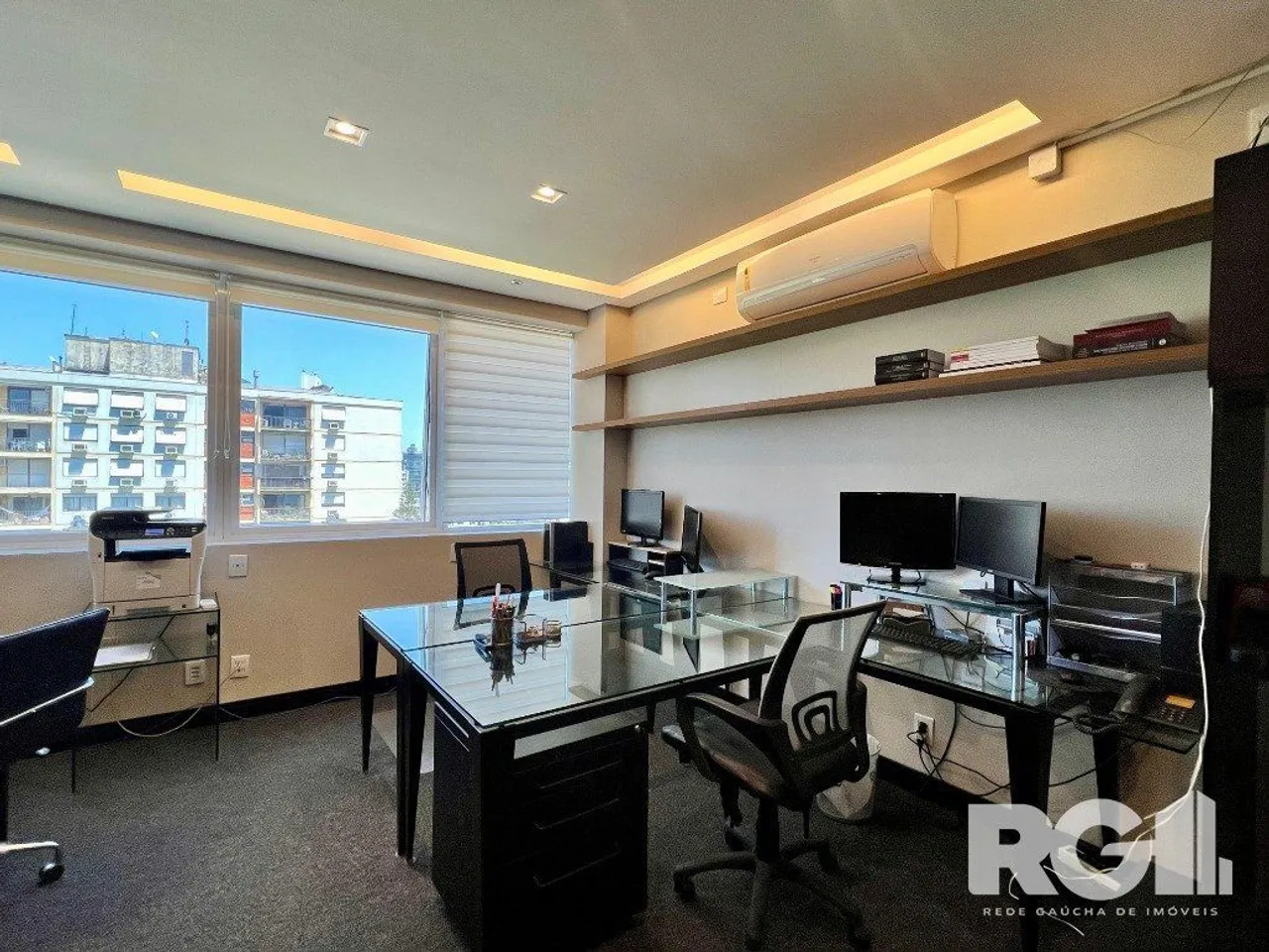 Sala comercial mobiliada com 40 m2 para alugar na Av. Anita Garibaldi.