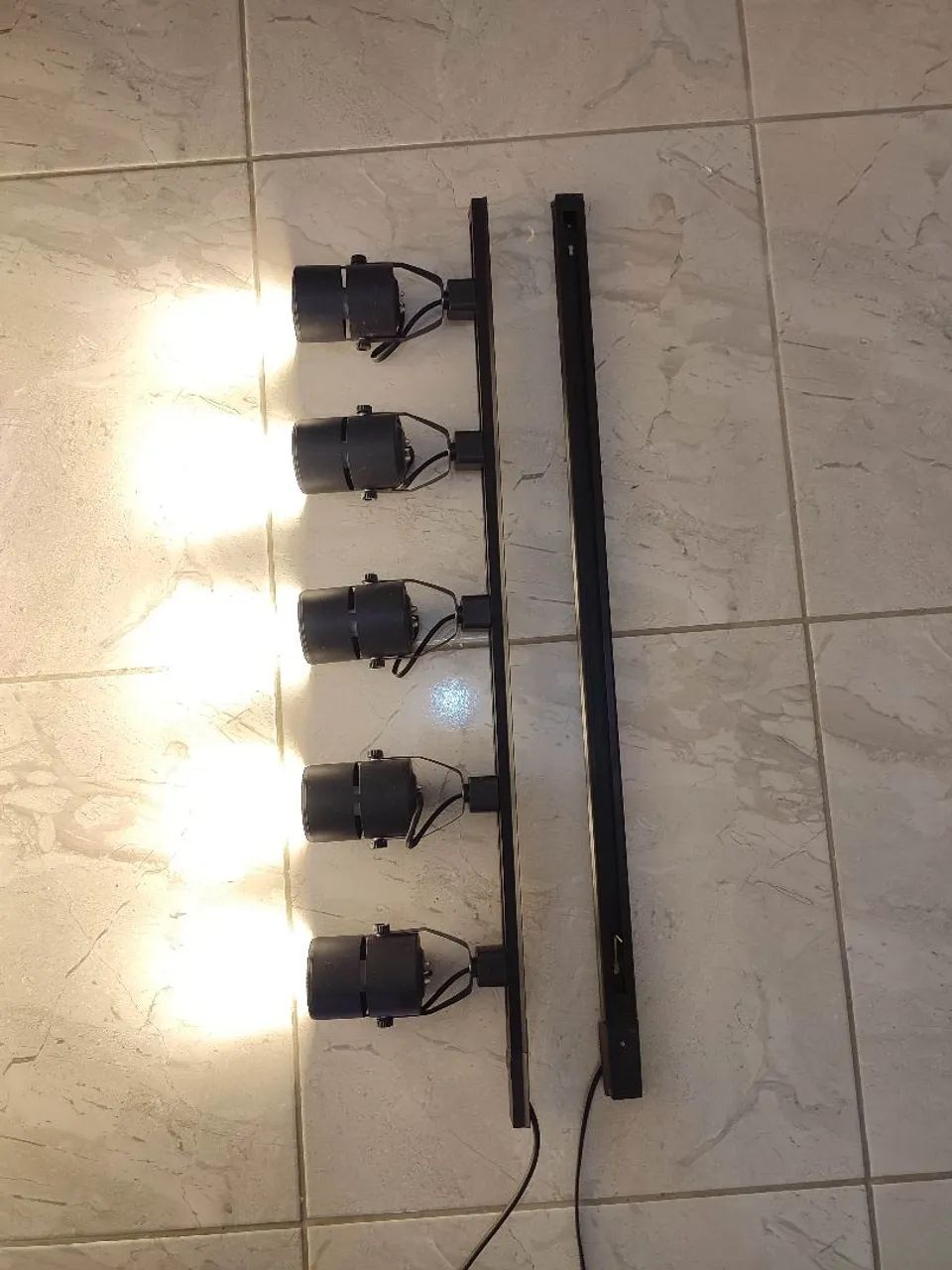 Spot trilho eletrificado com 5 lâmpadas de 7 watts - Foto 2
