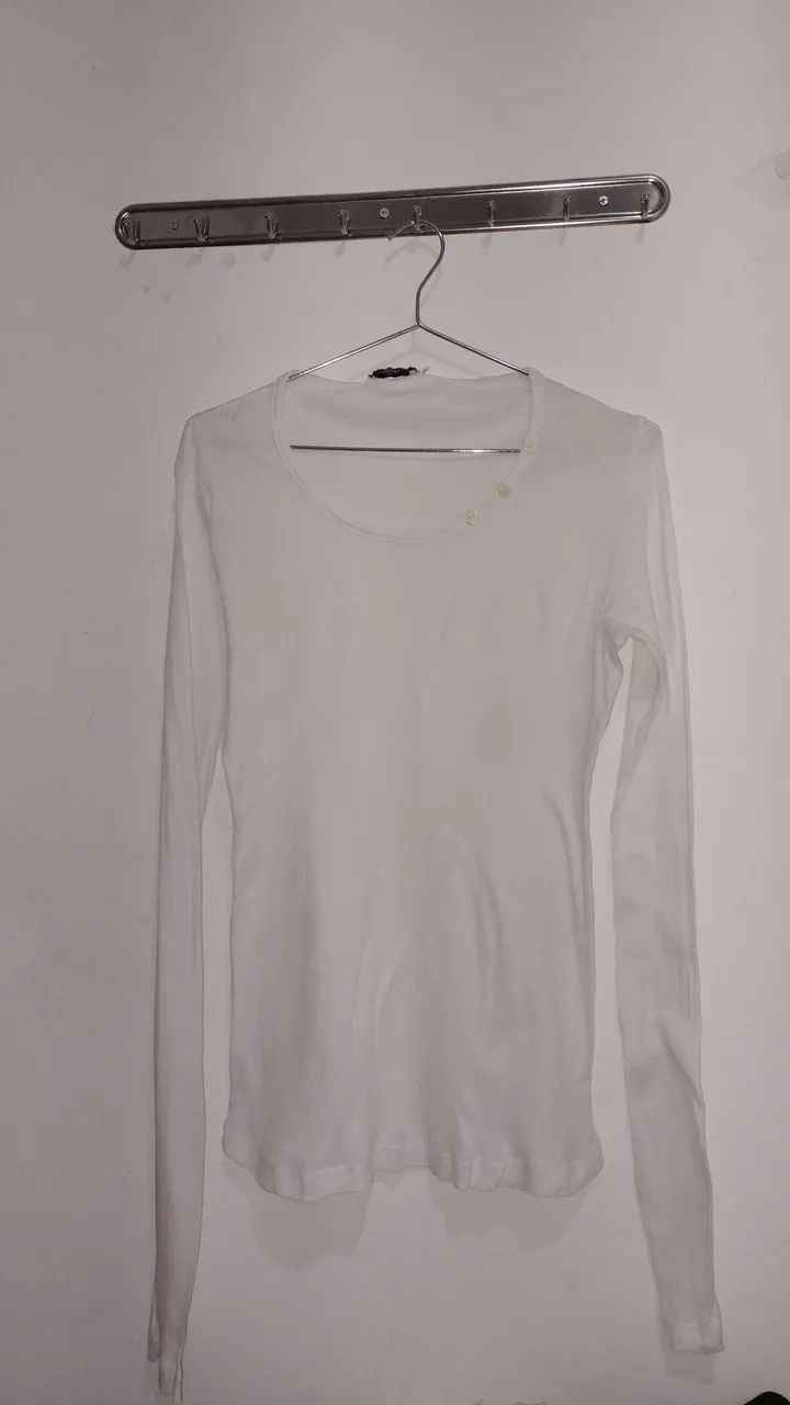 Blusa canelada branca de manga longa<br>