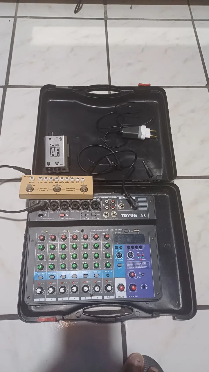 Mesa de Som Tevun A8 + Pedais e Acessórios