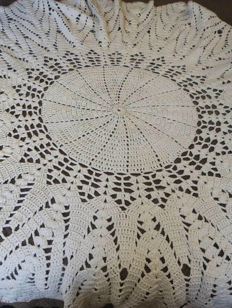 Tapete Crochê Redondo - Branco com Detalhes em Rosa - Foto 2