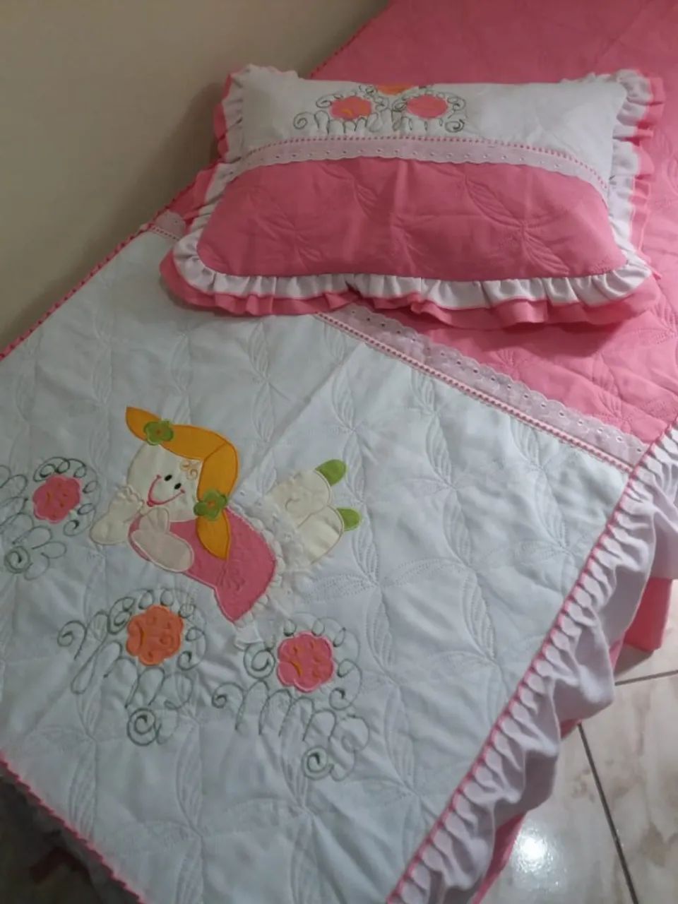 COLCHA INFANTIL E PORTA-TRAVESSEIRO ACOLCHOADA COM BABADO - SEMINOVA E LINDA!