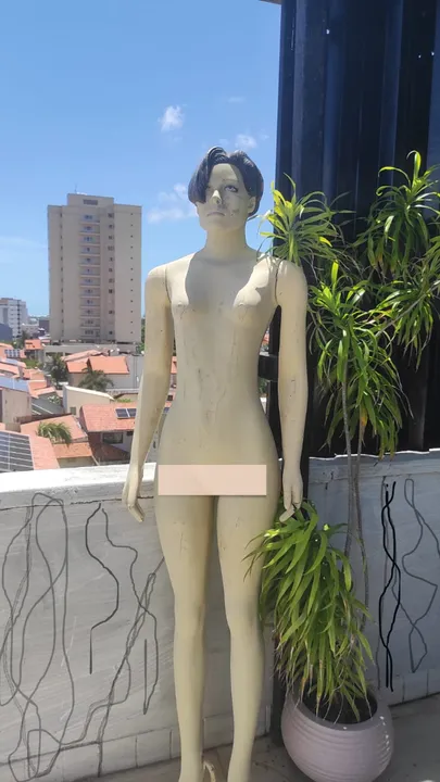 MANEQUIM FEMININO FIBRA COM DEFEITO