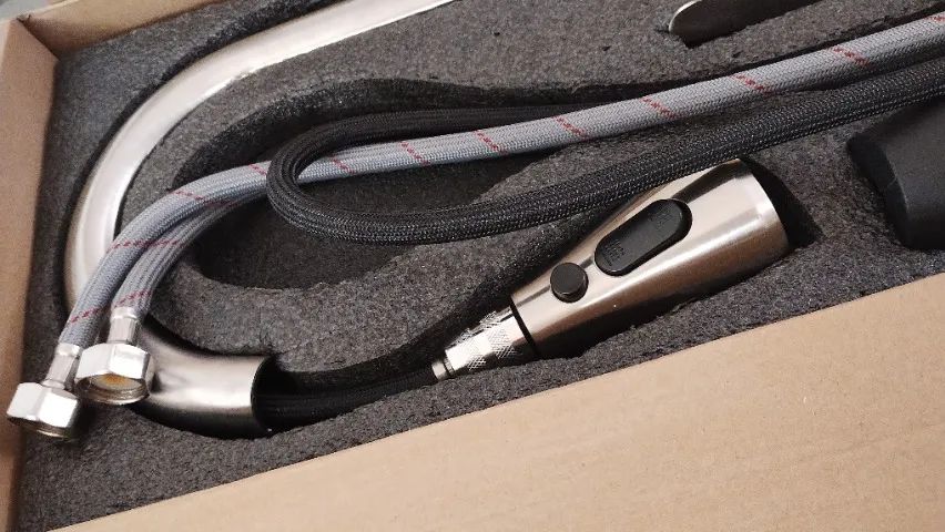 Torneira de bancada quente e frio importada extensível giratória aço escovado  - Foto 3