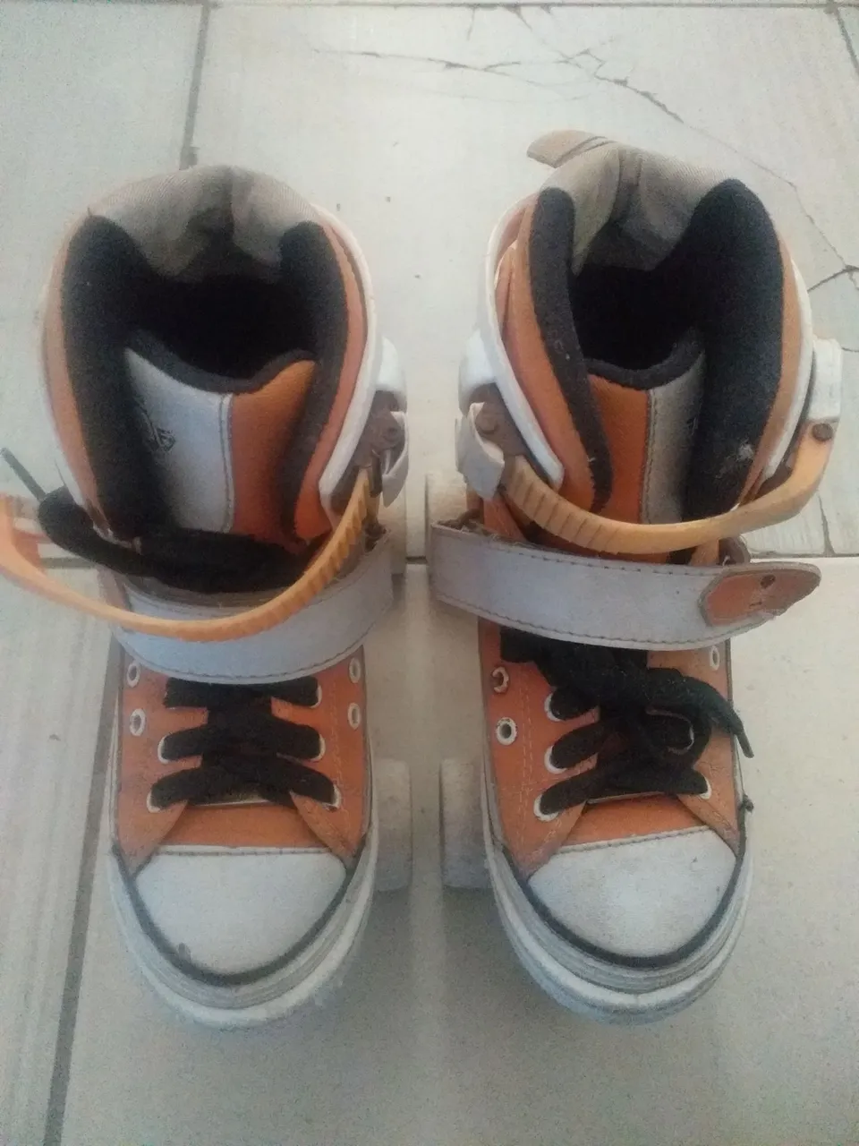 Patins e capacete