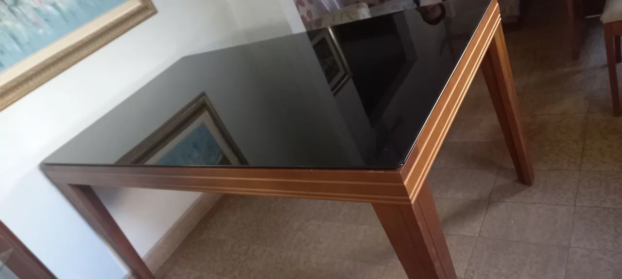 Mesa de Jantar com Tampo Preto e Detalhes Amadeirados