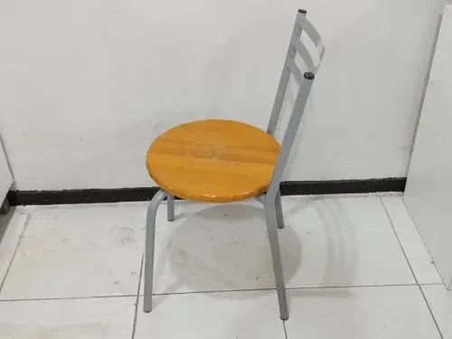 Cadeira de metal com acento de madeira - Foto 4