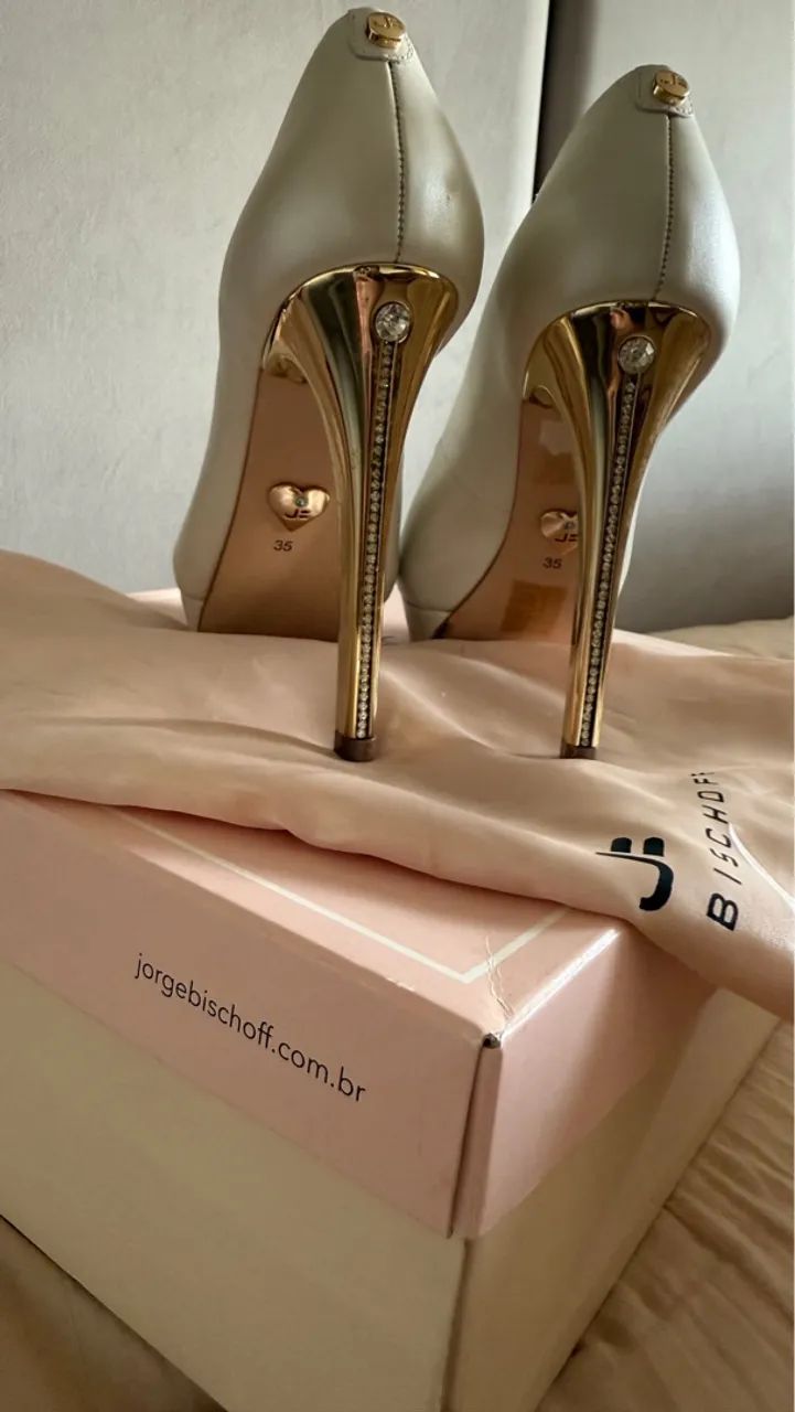 Scarpin Branco Off Withe com Salto Dourado marca Jorge Bischoff