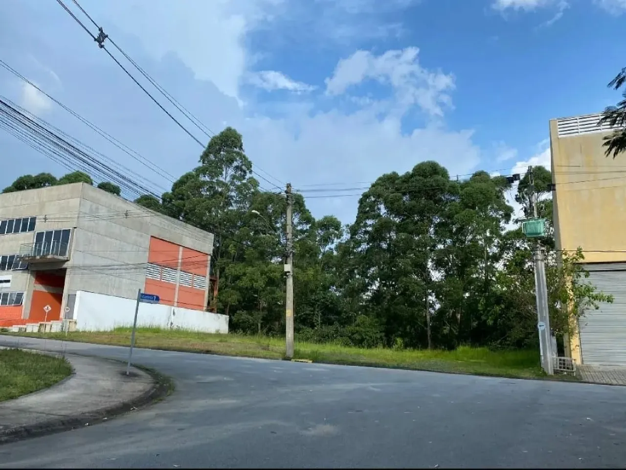 TERRENO DE 1080 M2 A VENDA , EM CONDOMÍNIO INDUSTRIAL / COMERCIAL COM PORTARIA / EMPRESARI