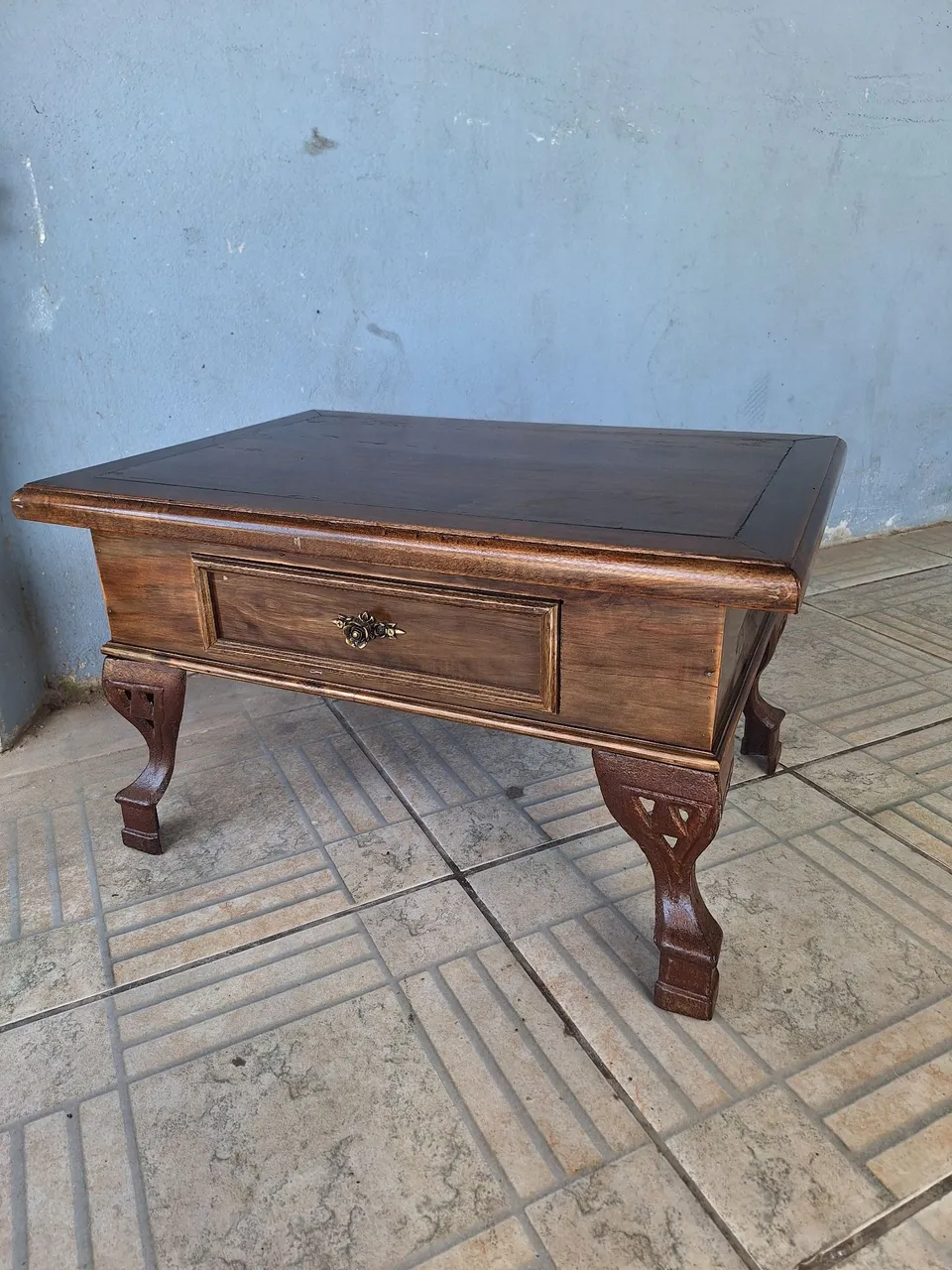 Mesa de centro clássica em madeira maciça