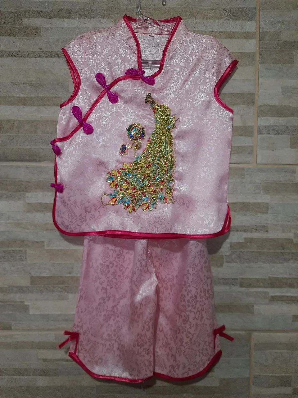 Conjunto chinês infantil com bordado de pavão