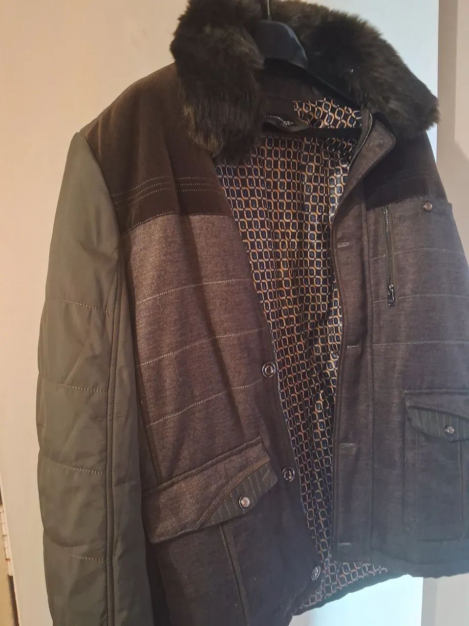 Casaco Estilo Parca Masculino Elegante com Gola de Pele