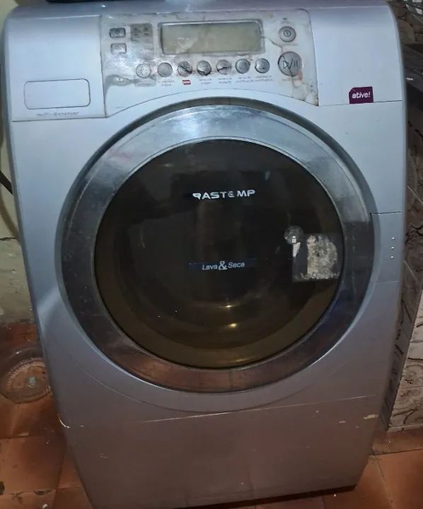 Máquina de lavar roupa com defeito 