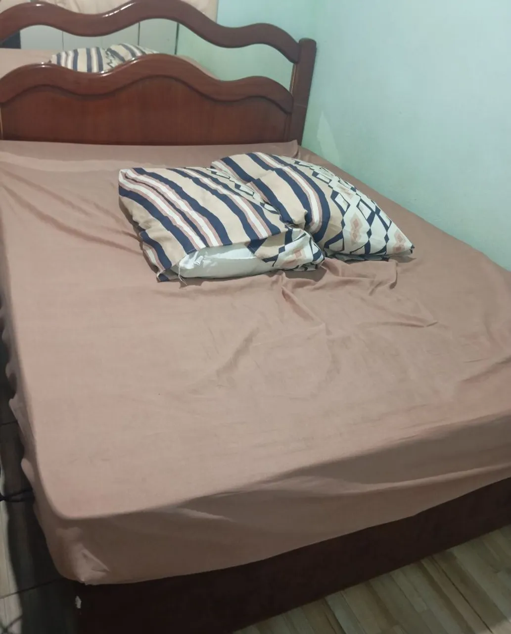 Cama de Madeira com Cabeceira Estilizada
