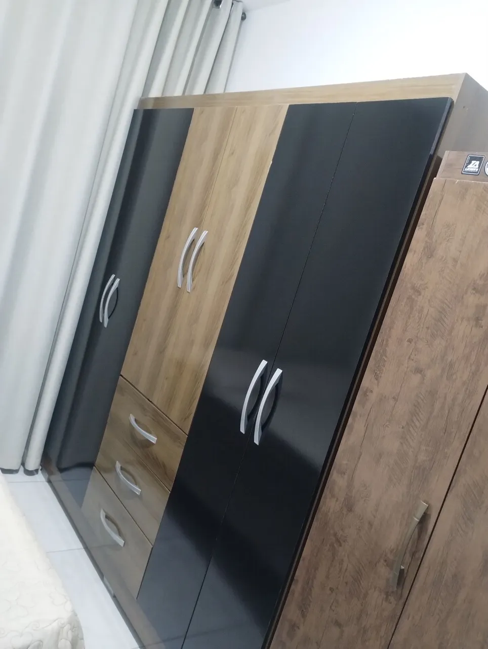 Guarda-Roupa Moderno com Amadeirado e Preto