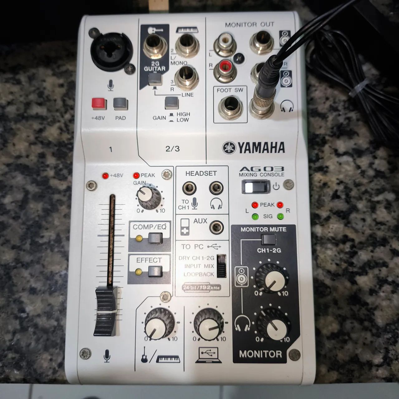Mesa de Som Yamaha AG03 - Mixagem de Áudio Profissional