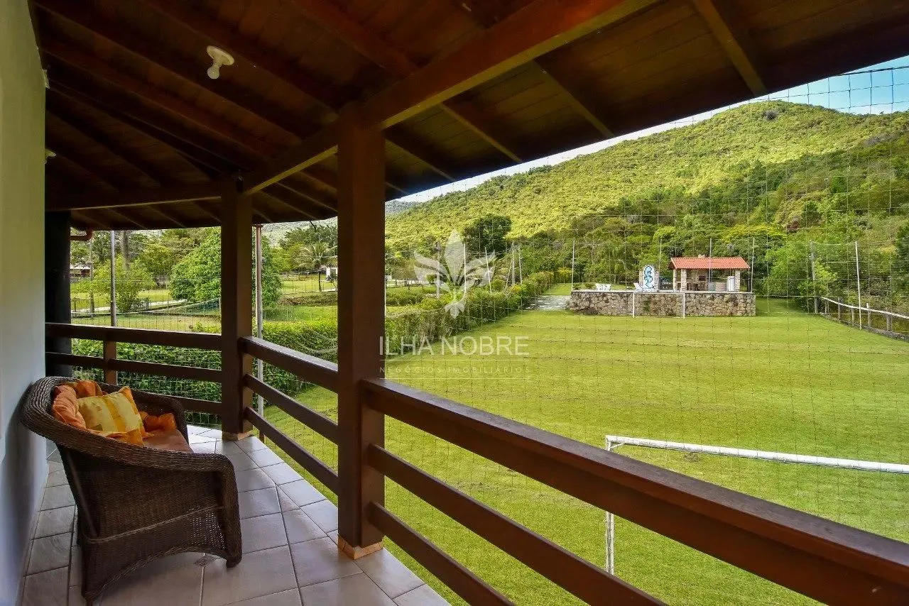 Excelente Casa estilo Sítio com 3 Quartos sendo 1 Suíte, Campo de Futebol, Lago e Área de