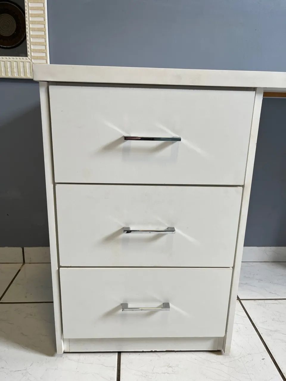 Mesa de Escritório Branca com Gavetas e Armário - Foto 3