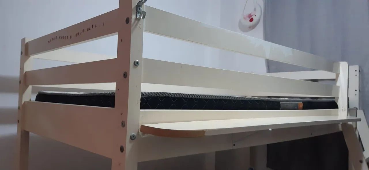 Cama suspensa solteiro branco com prateleira - Foto 6