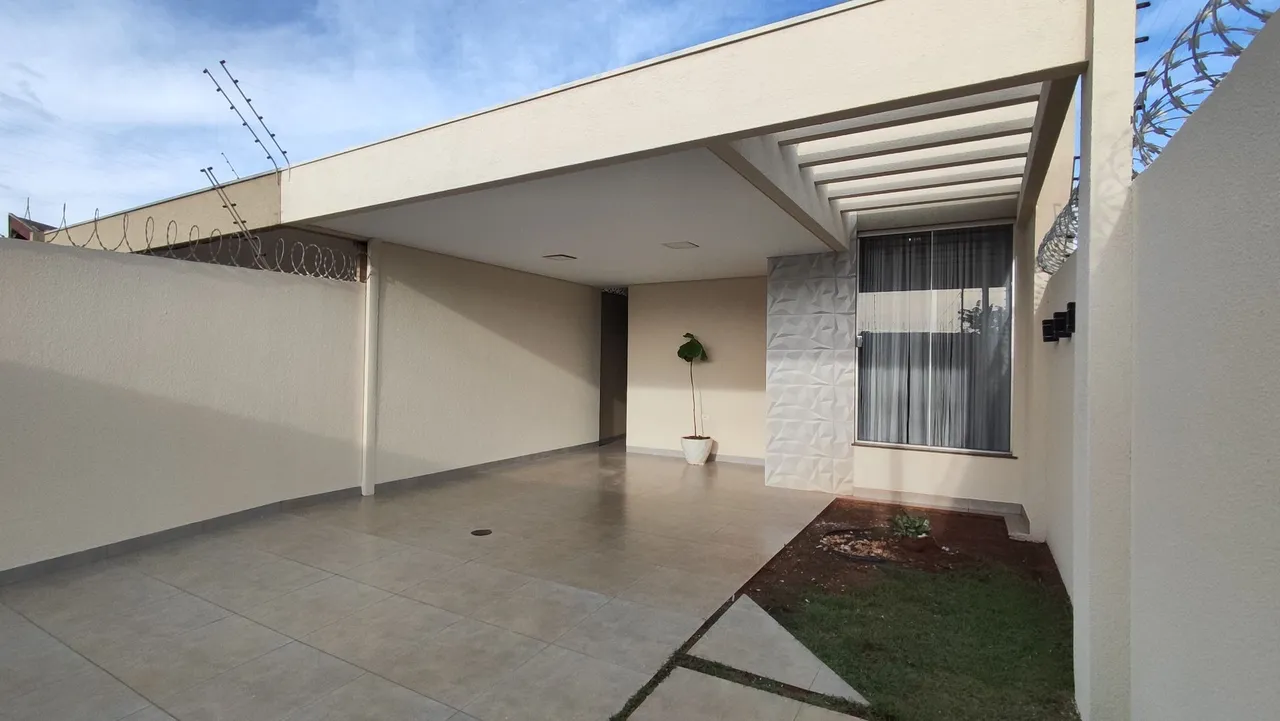 Casa com móveis planejados e cozinha completa