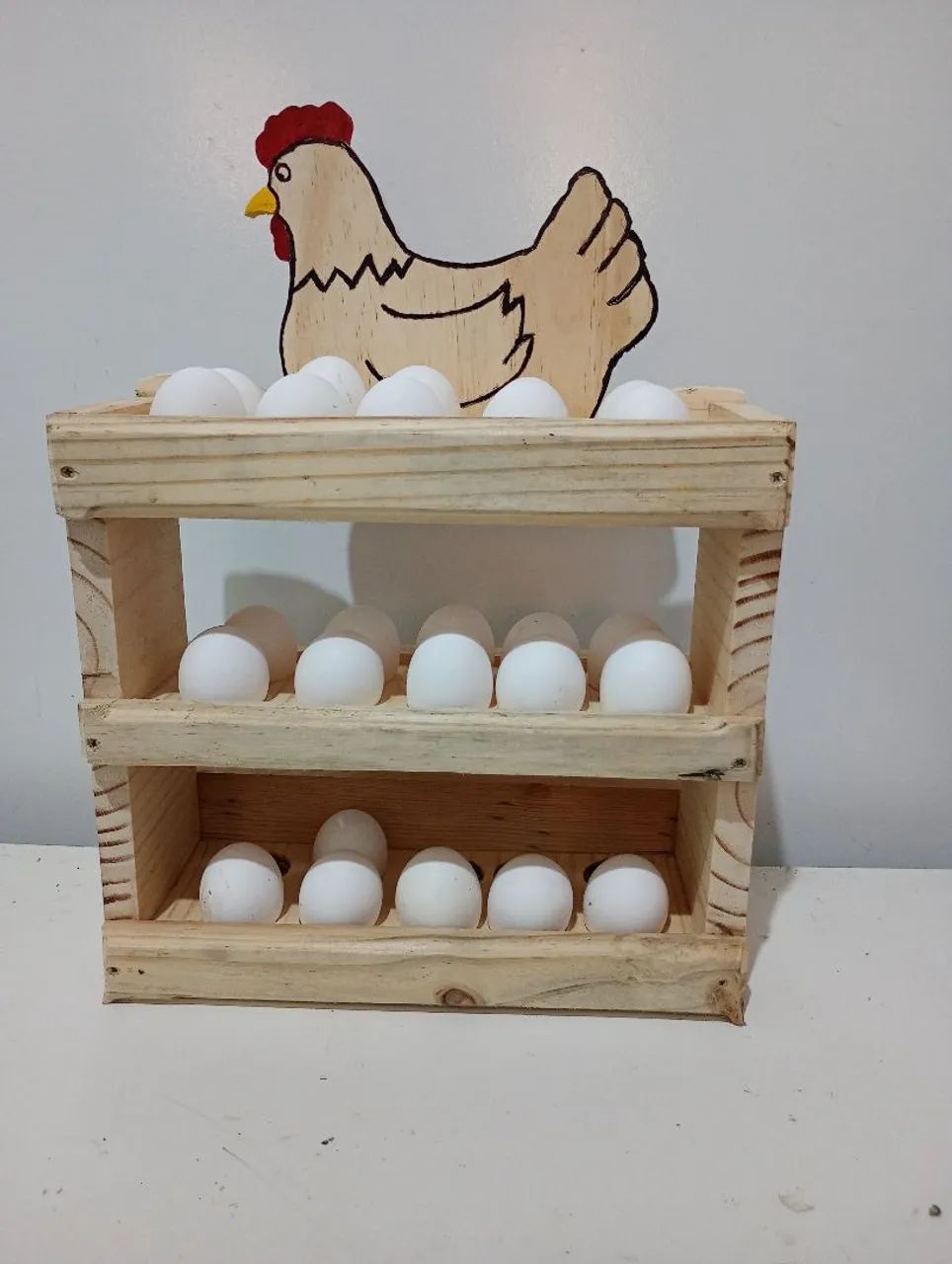 Porta Ovos Decorativo de Madeira com Galinha - Foto 2