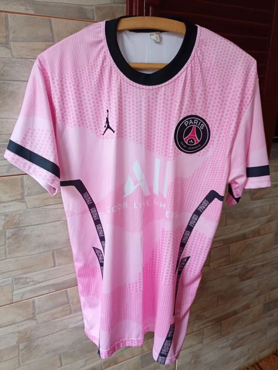 Camisa do time francês PSG na cor rosa
