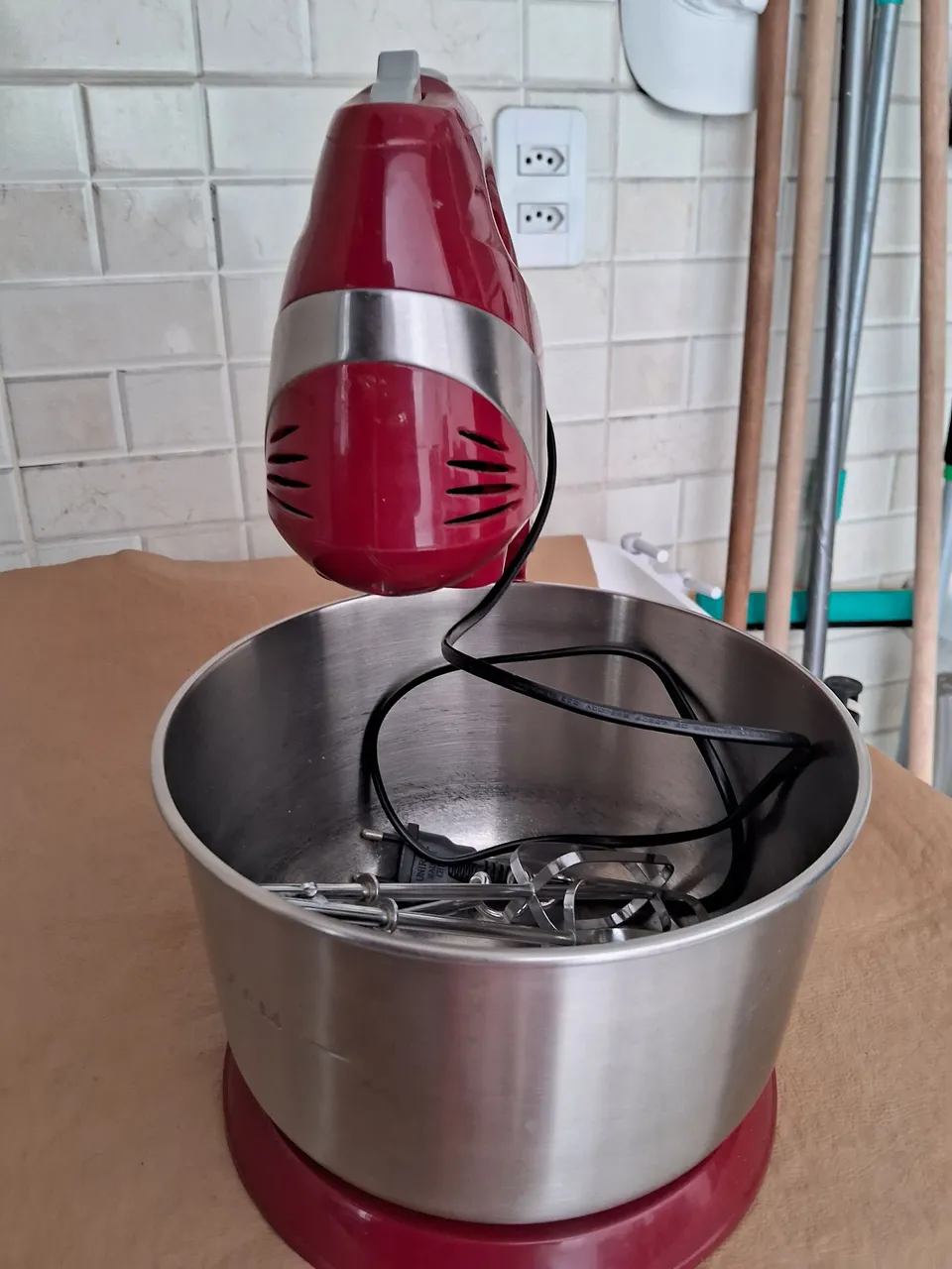 Batedeira Planetária Vermelha com Tigela Inox