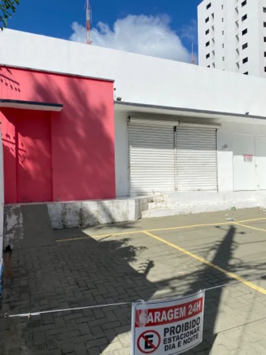 Poucos metros da Assembleia legislativa 