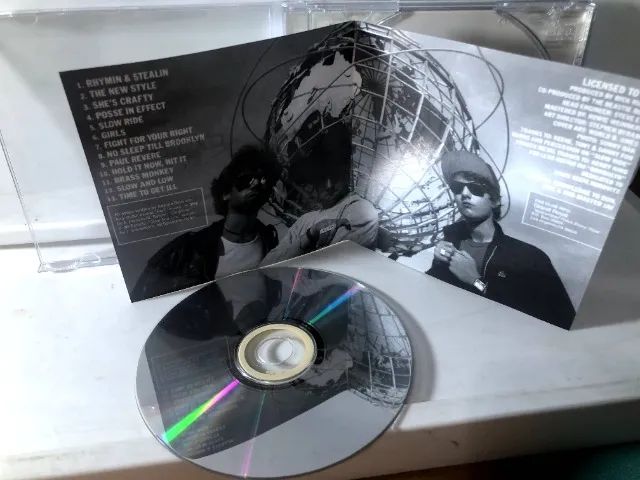 CD da banda  Beastie Boys com o título Licensed to Ill em perfeito estado de conservação e - Foto 4