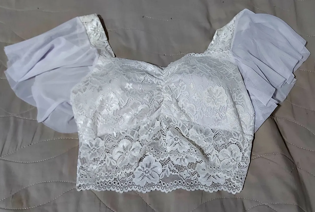Blusa de renda branca com mangas bufantes