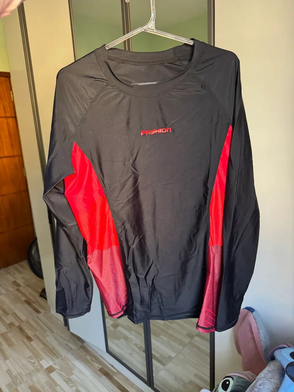 camiseta proteção uv manga longa preta e vermelha - Foto 3