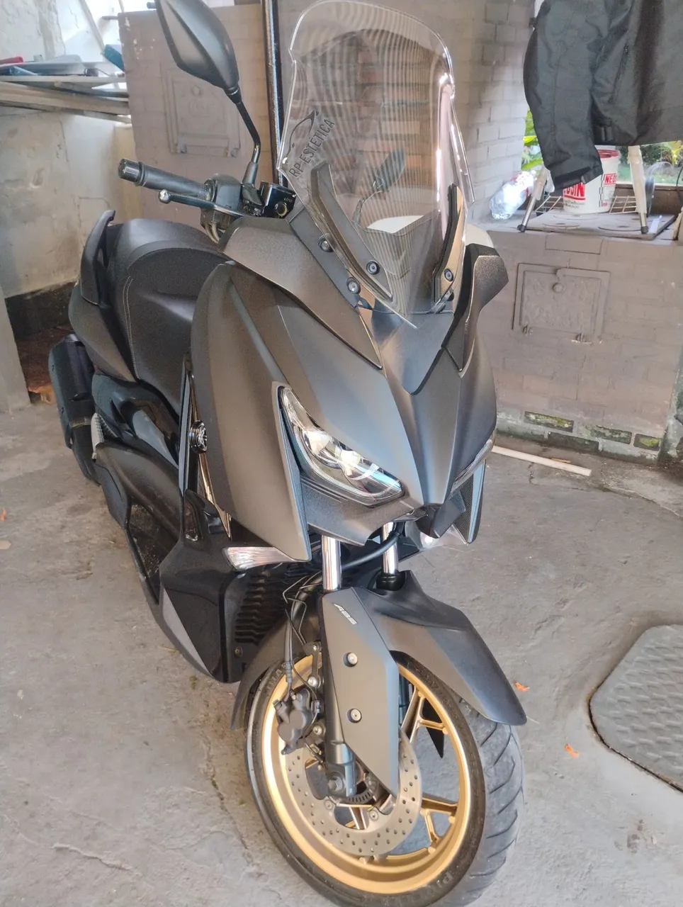 Xmax 250 igual a zero preto fosco com roda dourada