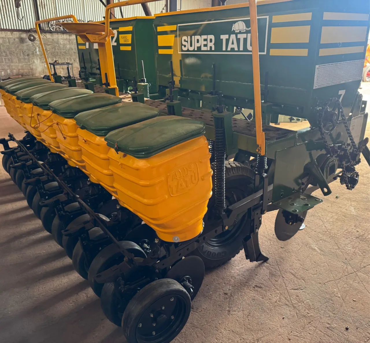 Plantadeira 7 linhas, pronta para o plantio. - Foto 4