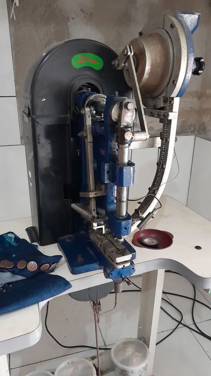 Máquina de pregar botões e rebites, semi-automática. Não coloca ilhós  - Foto 3