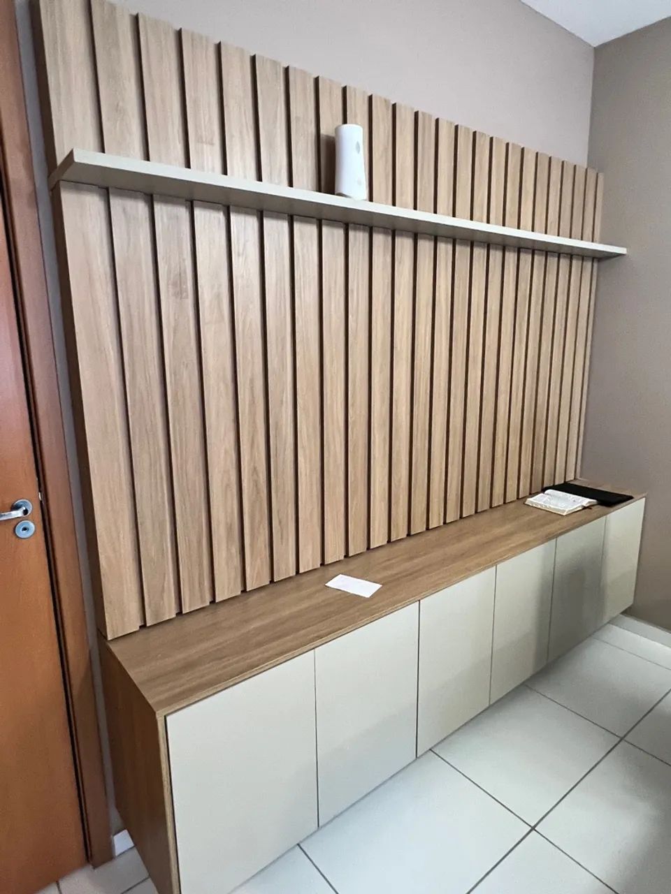 PAINEL RIPADO EM MDF COM ARMÁRIOS NA PARTE INFERIOR 
