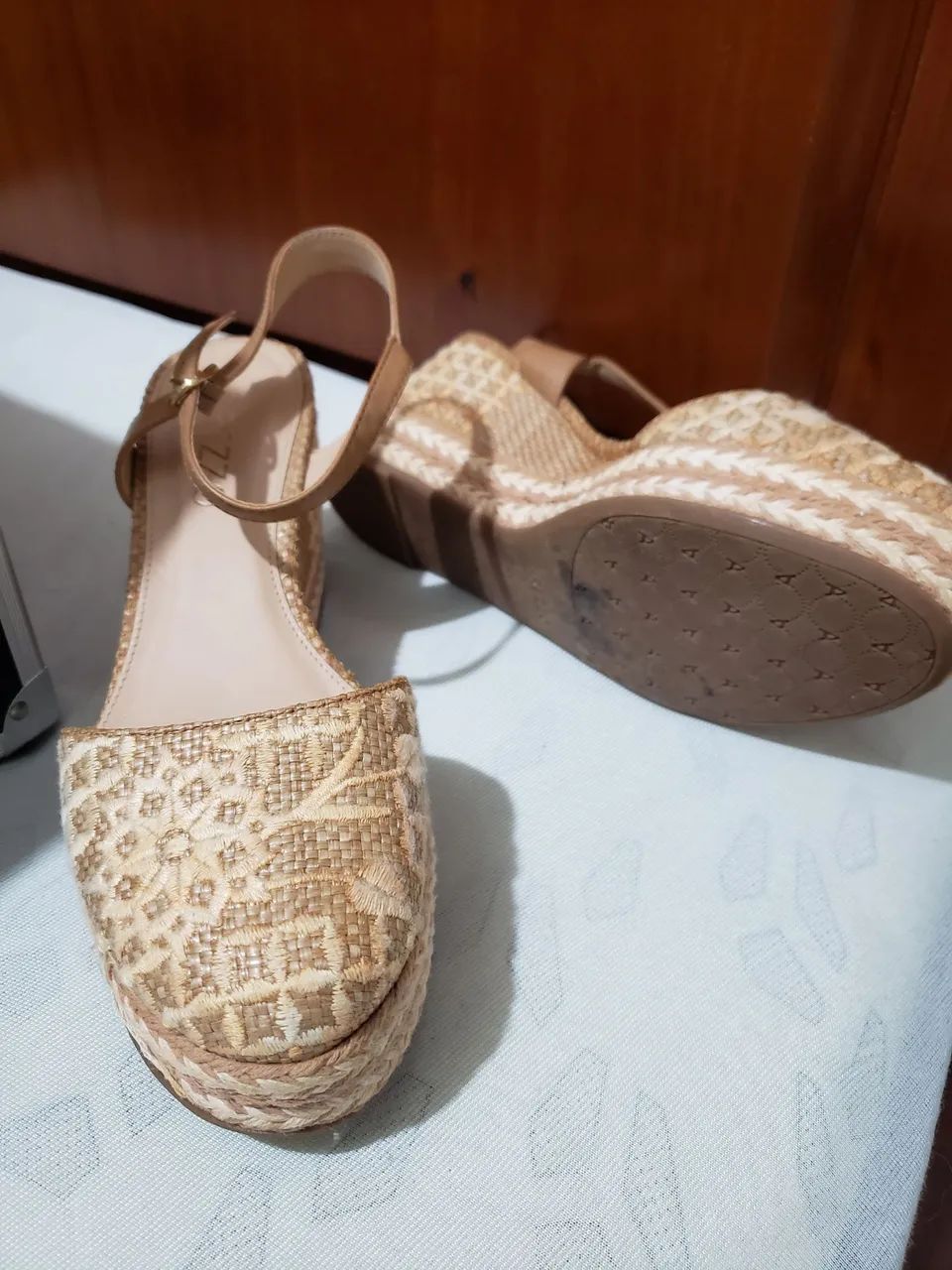 Sandália Arezzo Anabela Bege - Foto 2