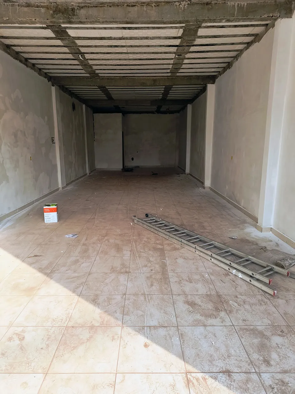 ARNIQUEIRAS CONJ 5, LOJA 84M2, PE DIREITO ALTO, PORTA AUTOMATIZADA, RUA PRINCIPAL, ALUGO 3