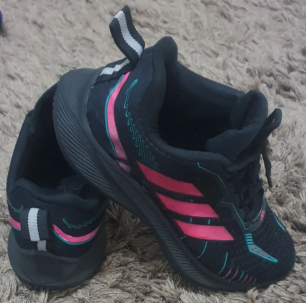 Tênis Adidas Preto com Detalhes Rosa e Verde - Foto 3
