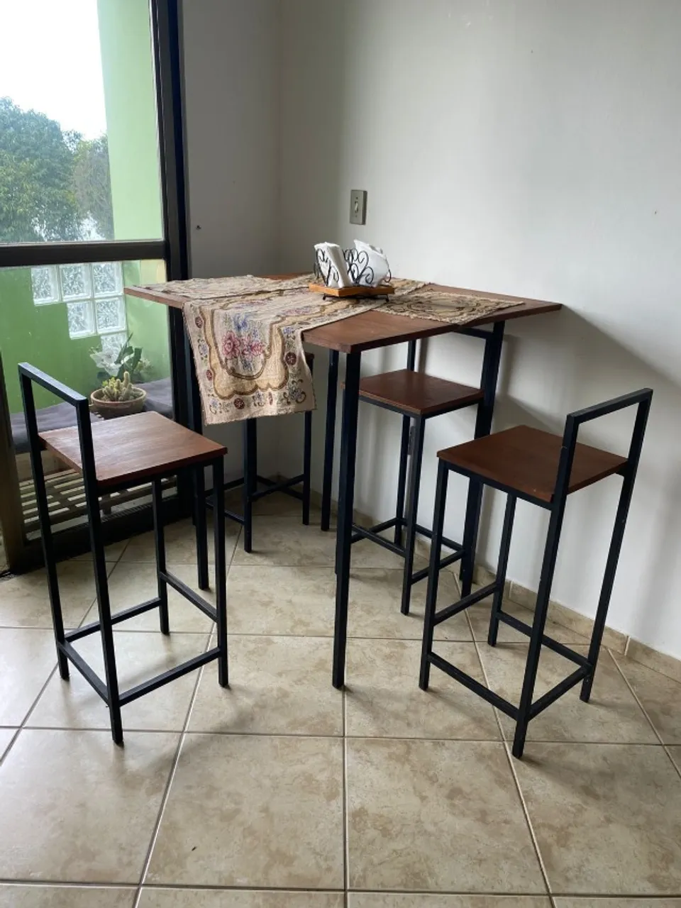 Mesa bistrô com 4 banquetas