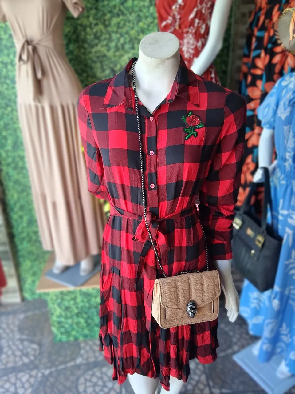 Vestido Xadrez com Detalhe de Rosa