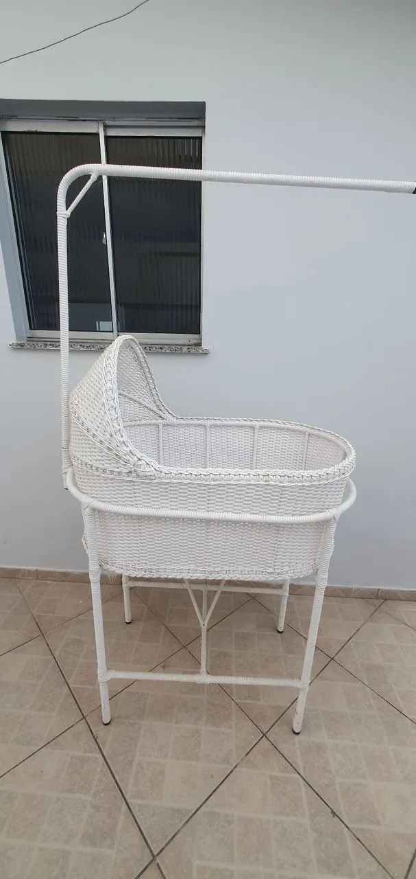 Berço de vime branco vintage