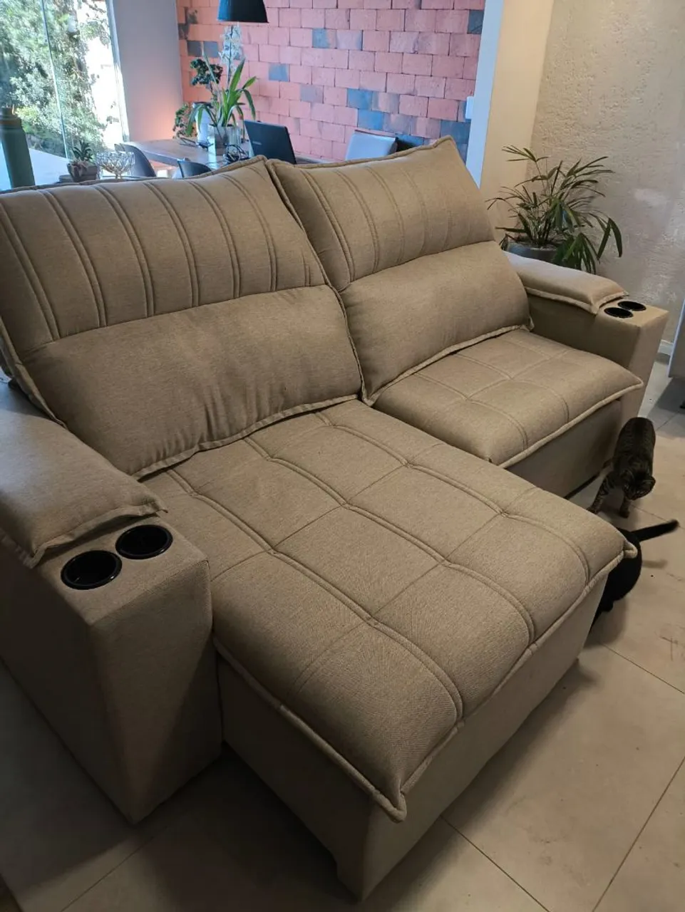 Sofá Reclinável com Chaise e Porta Copos